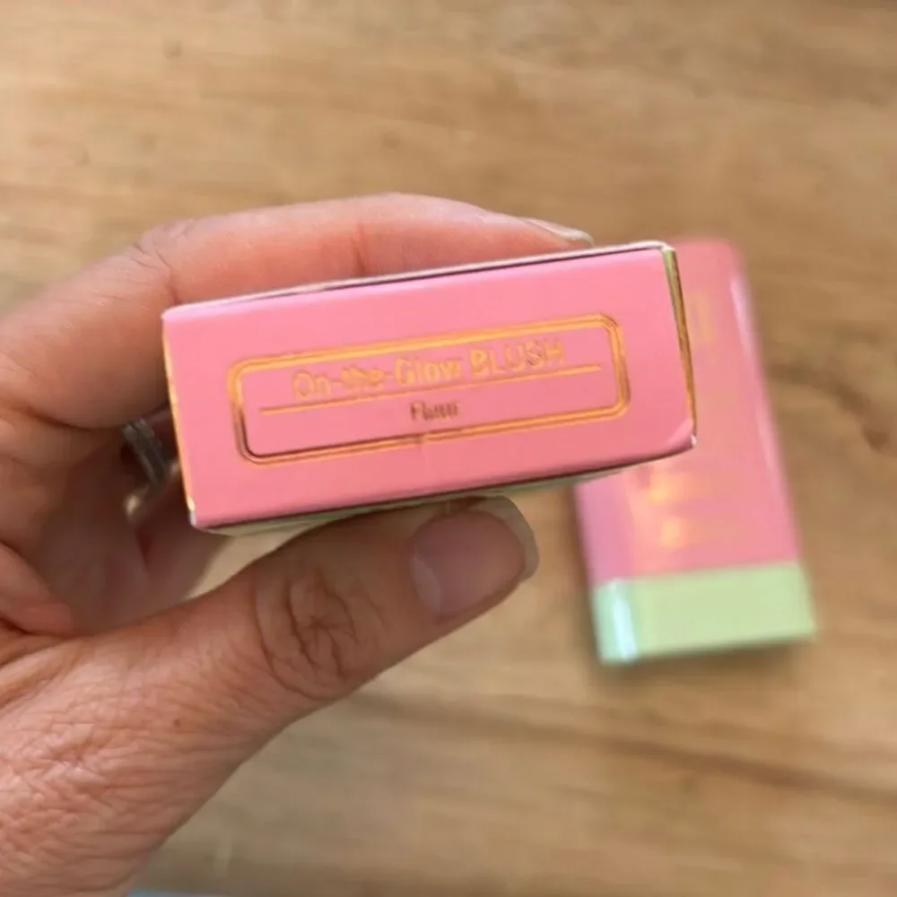 New Pixi on the glow blush fleur. Pink